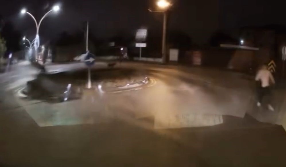 BOLU’DA BİR SÜRÜCÜ KÖPEKLERİN KOVALADIĞI GENCİ, KORNA SESLERİYLE KURTARDI. O ANLAR ARAÇ KAMERASINA...