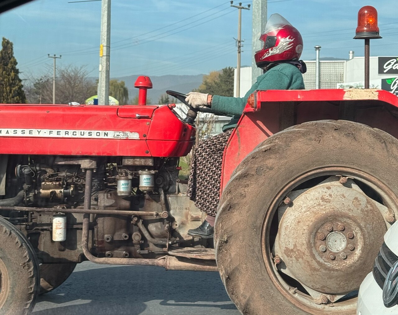 BOLU’DA D-100 KARA YOLUNDA BİR KADININ KASKLA VE ELDİVENLE TRAKTÖR KULLANMASI SOSYAL MEDYADA...