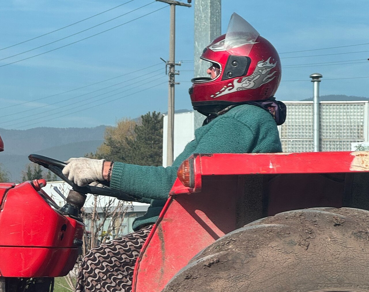 BOLU’DA D-100 KARA YOLUNDA BİR KADININ KASKLA VE ELDİVENLE TRAKTÖR KULLANMASI SOSYAL MEDYADA...