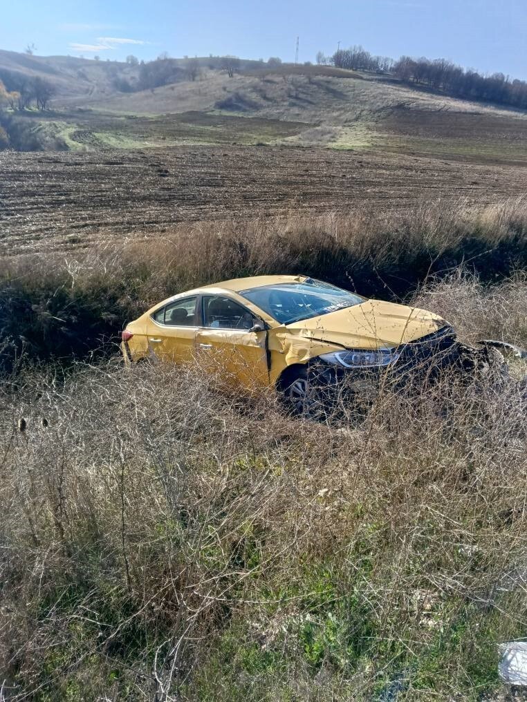 BOLU’DA D-100 KARA YOLUNUN YENİÇAĞA İLÇESİ MEVKİİNDE KONTROLDEN ÇIKAN BİR TİCARİ TAKSİ, TARLAYA...