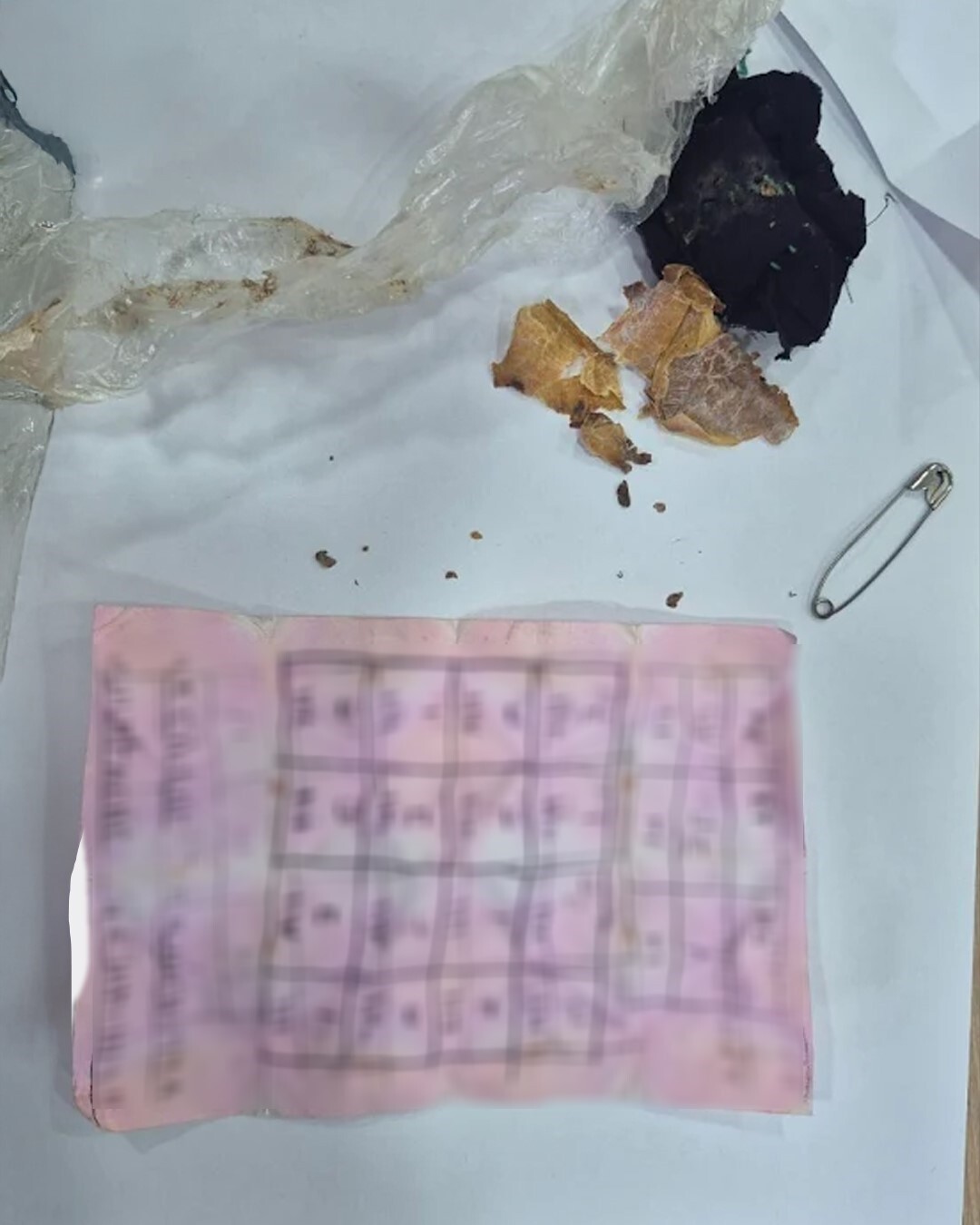 BOLU’DA FAALİYET GÖSTEREN BİR YAPI MARKETİN SATIŞ RAFLARININ ARASINDA ÇALIŞANLAR MUSKA BULDU....