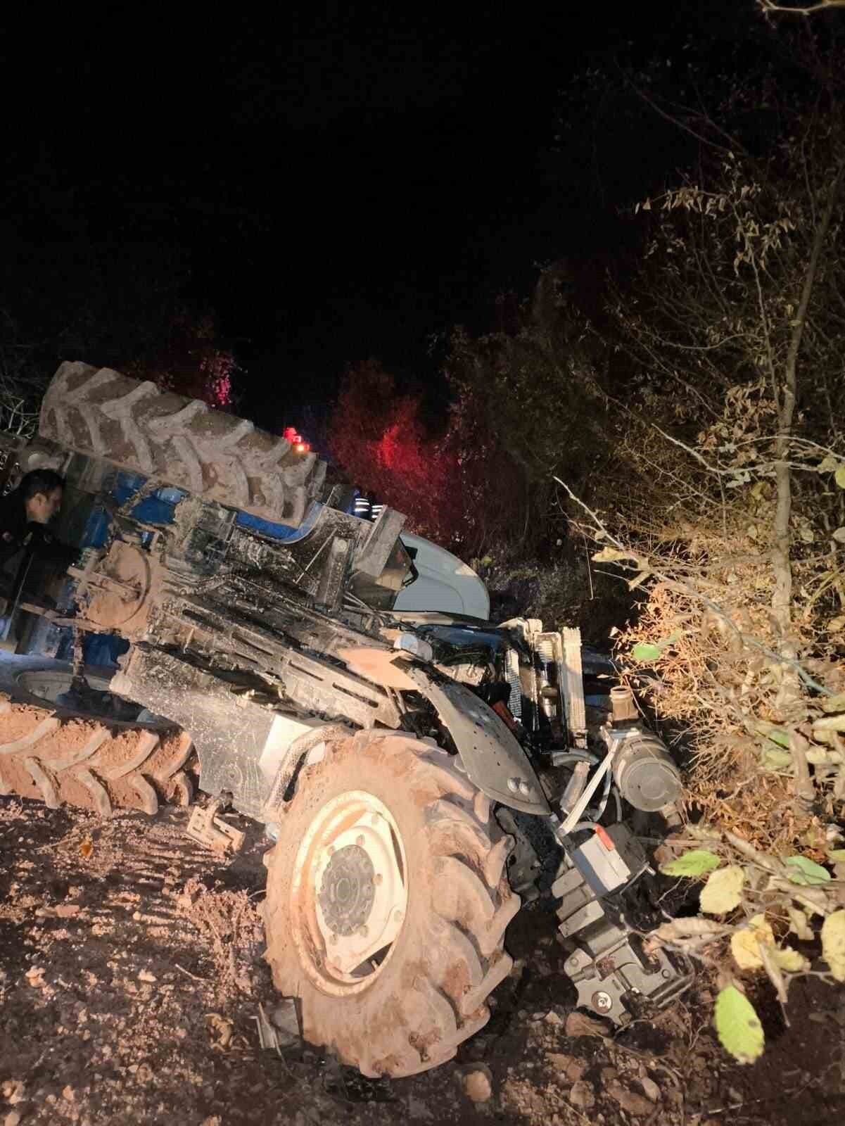 BOLU’DA KÖY YOLUNDA KONTROLDEN ÇIKAN BİR TRAKTÖRÜN DEVRİLMESİ SONUCU YAŞLI BİR ÇİFT...