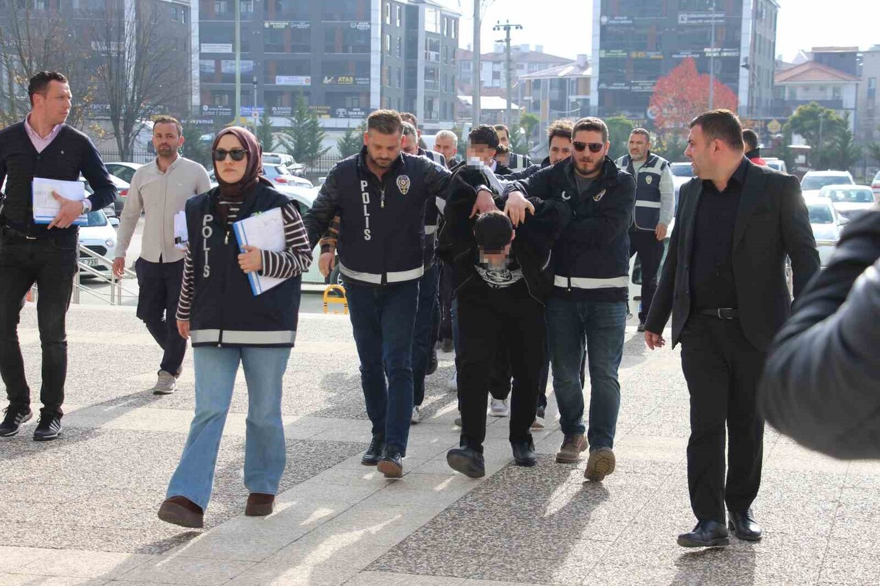 BOLU’DA, VATANDAŞI "ADINIZ TERÖR ÖRGÜTÜNE KARIŞTI" DENİLEREK 140 BİN DOLAR ALARAK DOLANDIRAN 3’Ü...