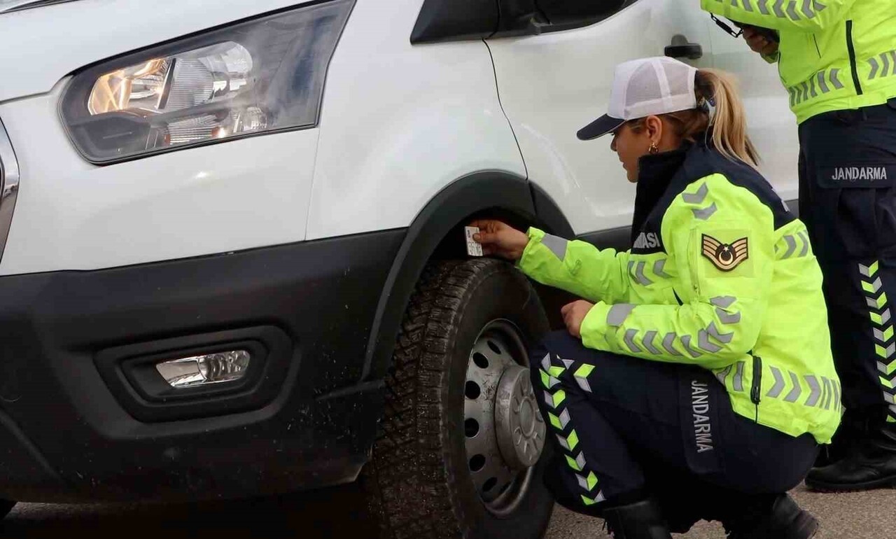 BOLU İL JANDARMA KOMUTANLIĞI’NA BAĞLI TRAFİK TİMLERİ TARAFINDAN KIŞ LASTİĞİ DENETİMİ YAPILDI....