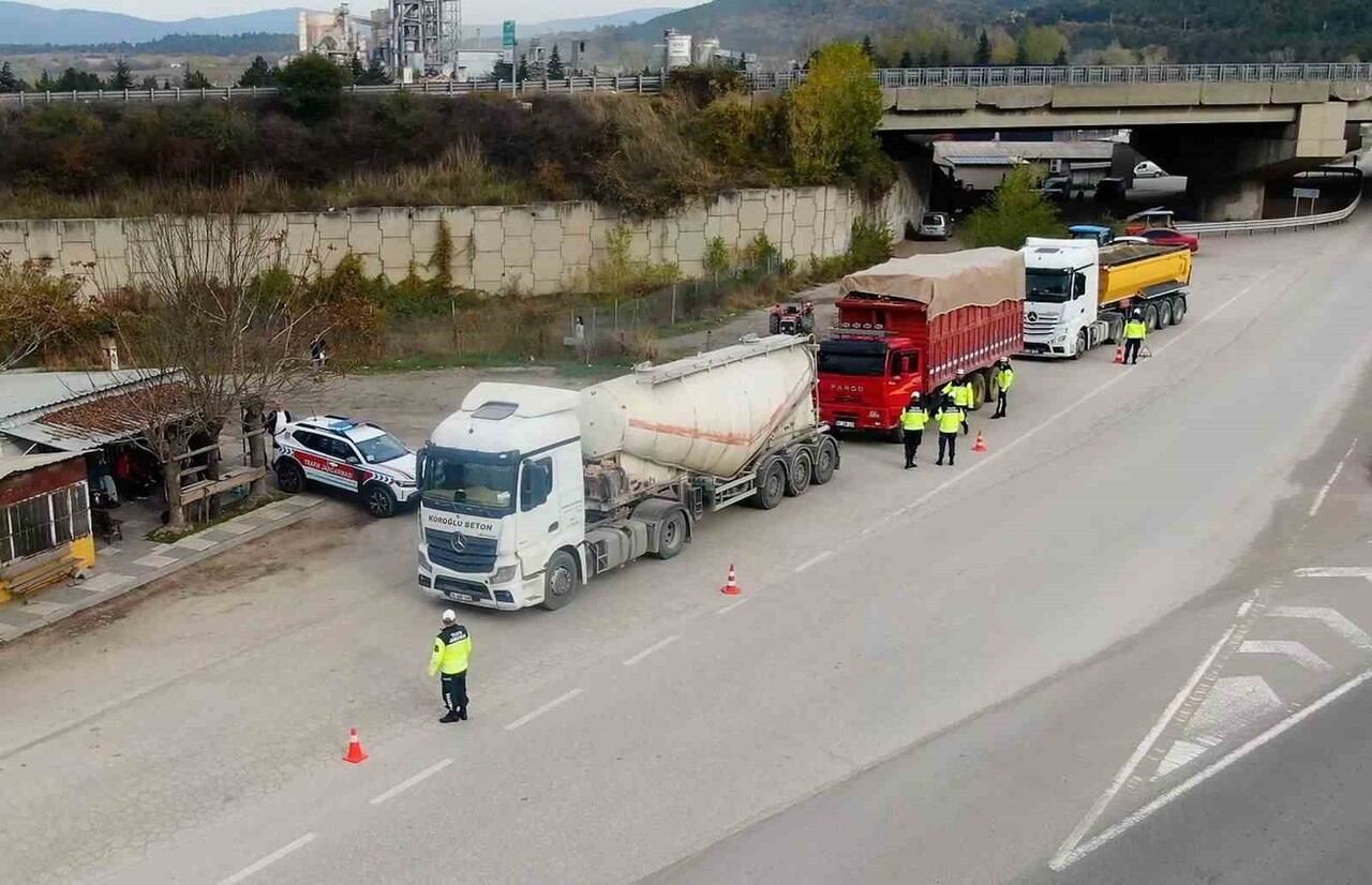 BOLU İL JANDARMA KOMUTANLIĞI’NA BAĞLI TRAFİK TİMLERİ TARAFINDAN KIŞ LASTİĞİ DENETİMİ YAPILDI....