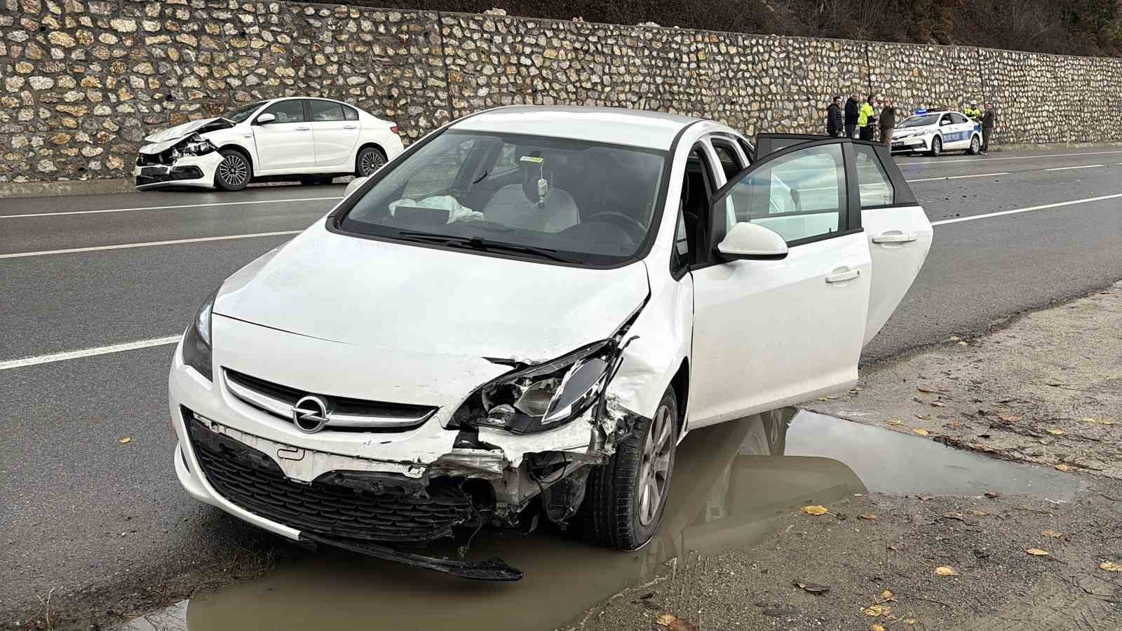 BOLU-MUDURNU KARA YOLUNDA ERPİLİÇ FABRİKASI ÖNÜNDE 3 ARACIN KARIŞTIĞI ZİNCİRLEME KAZADA 3 KİŞİ...
