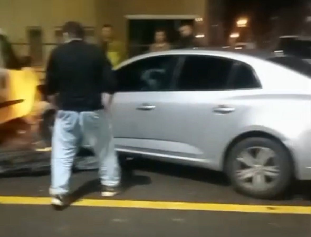 BOLU’NUN KÜLTÜR MAHALLESİ’NDE KONTROLDEN ÇIKAN BİR OTOMOBİL, PARK HALİNDEKİ 2 ARACA ÇARPTI. KAZA...