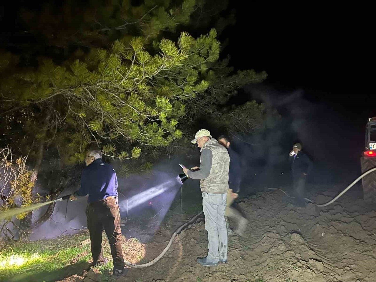 BOLU’NUN MUDURNU İLÇESİNDE ORMANLIK ALANDA ÇIKAN YANGIN, KÖYLÜLERİN VE ORMAN EKİPLERİNİN...