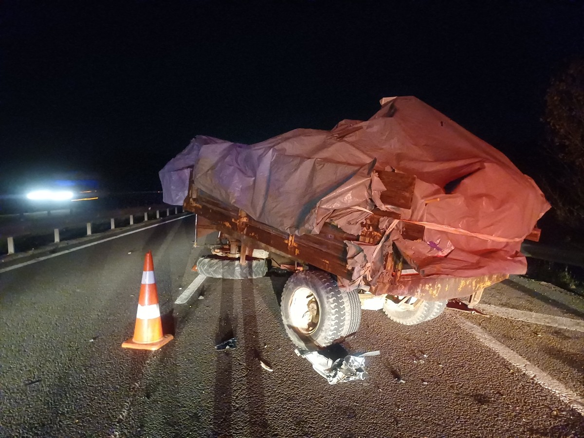 Bolu’nun Yeniçağa ilçesinde traktör ile kamyonetin çarpışması sonucu 5 kişi yaralandı.