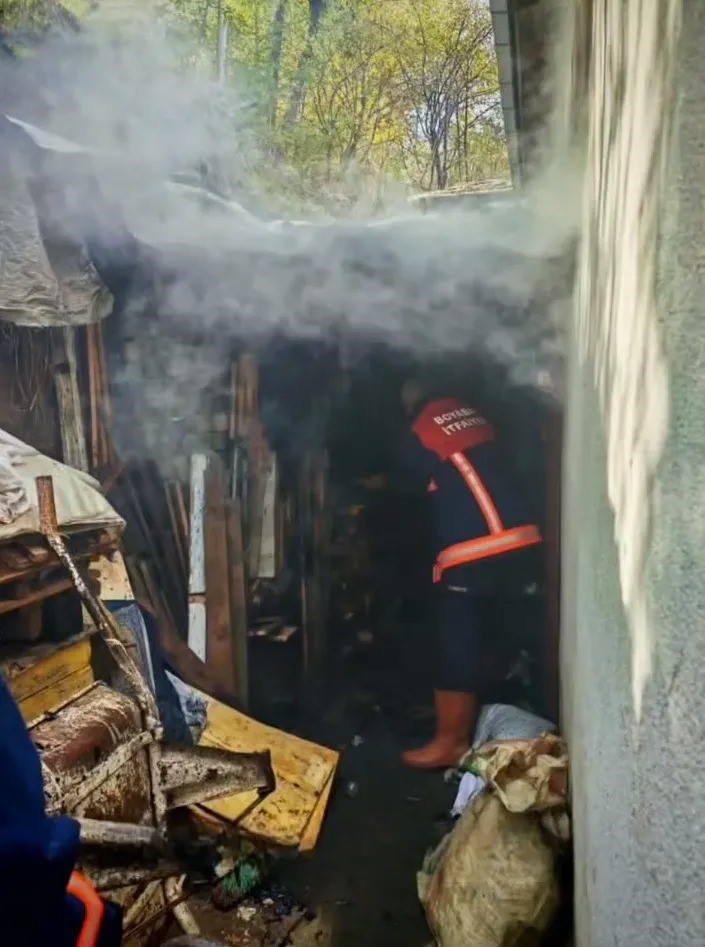 BOYABAT İLÇESİNDE BİR EVİN ODUNLUK KISMINDA ÇIKAN YANGIN, İTFAİYE EKİPLERİNİN HIZLI MÜDAHALESİ...