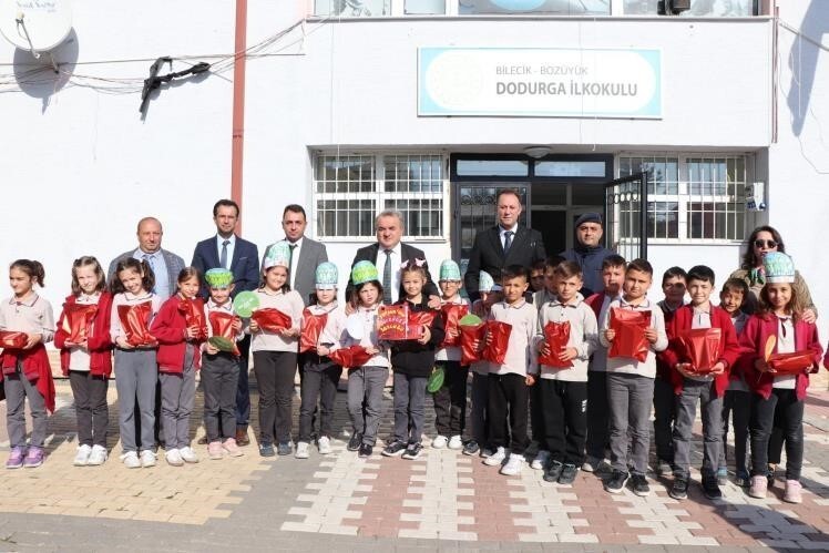 BOZÜYÜK'TE KAYMAKAM VE ÖĞRENCİLER KİTAPLA BULUŞTU