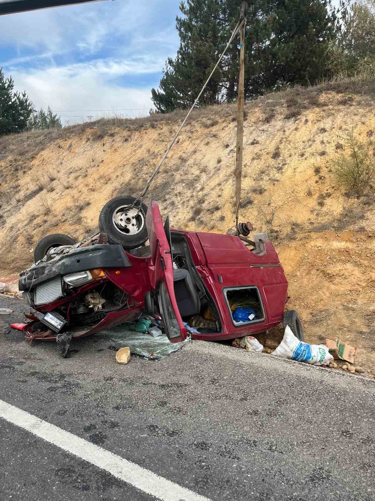 BOZÜYÜK'TE KONTROLDEN ÇIKAN KAMYONET TERS DÖNDÜ; 2 KİŞİ YARALANDI