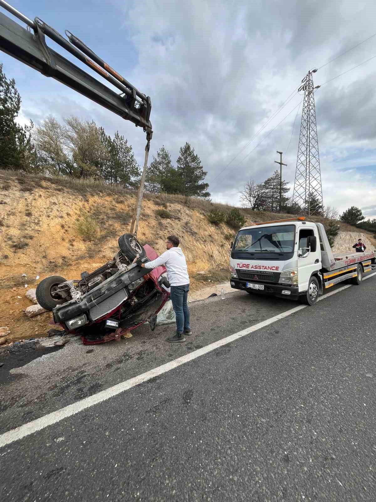 BOZÜYÜK'TE KONTROLDEN ÇIKAN KAMYONET TERS DÖNDÜ; 2 KİŞİ YARALANDI