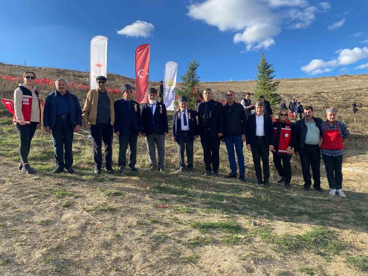 BOZÜYÜK’TE ŞEHİTLER ANISINA FİDAN DİKİMİ