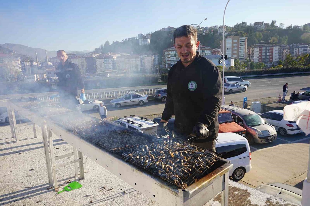 BU YIL ÜÇÜNCÜSÜ DÜZENLENEN ÇAYELİ HAMSİ FESTİVALİ, BOL HAMSİ, GÜZEL HAVA VE YOĞUN KATILIMLA RENKLİ...