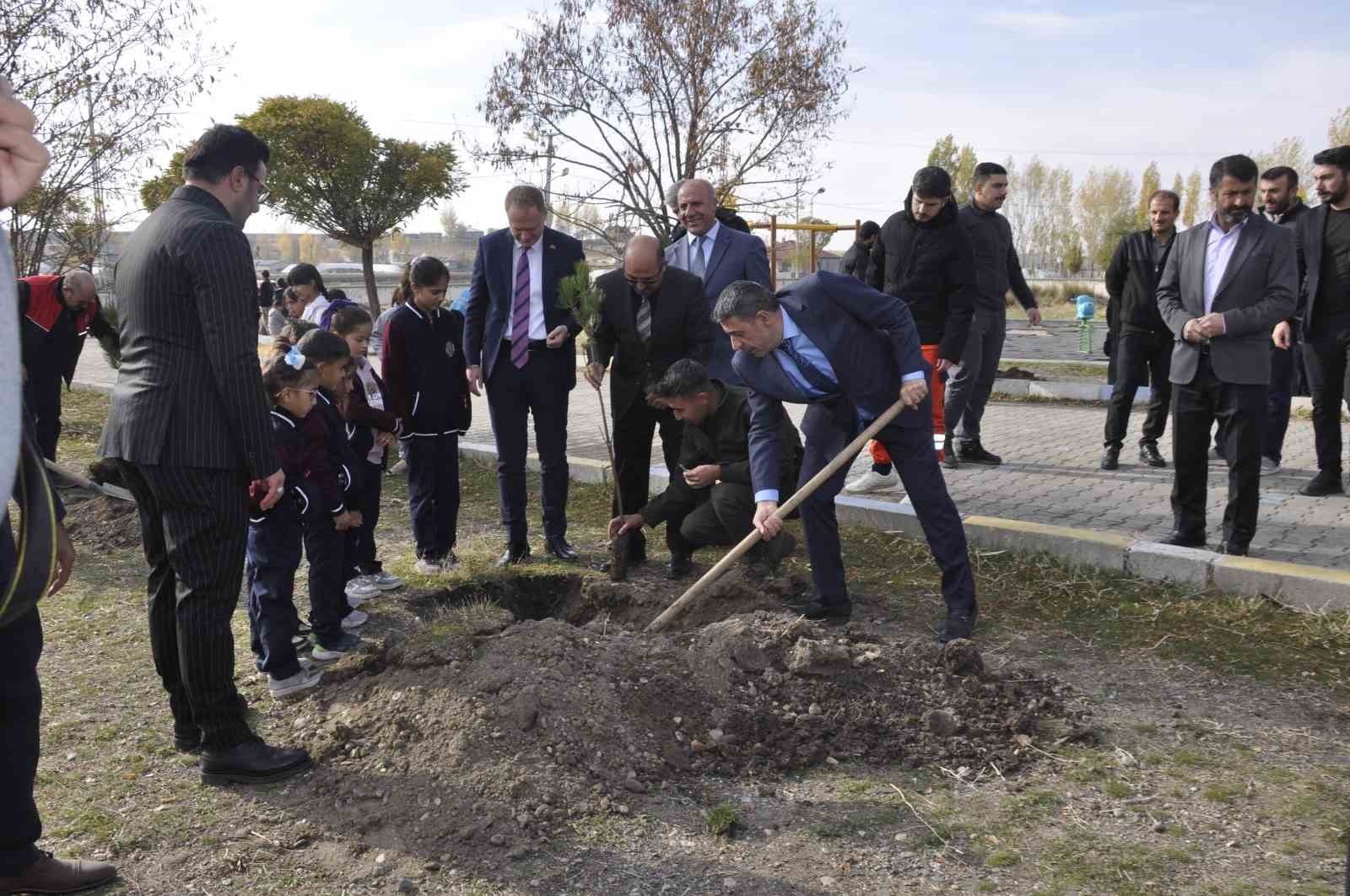 BULANIK'TA FİDAN DİKİMİ