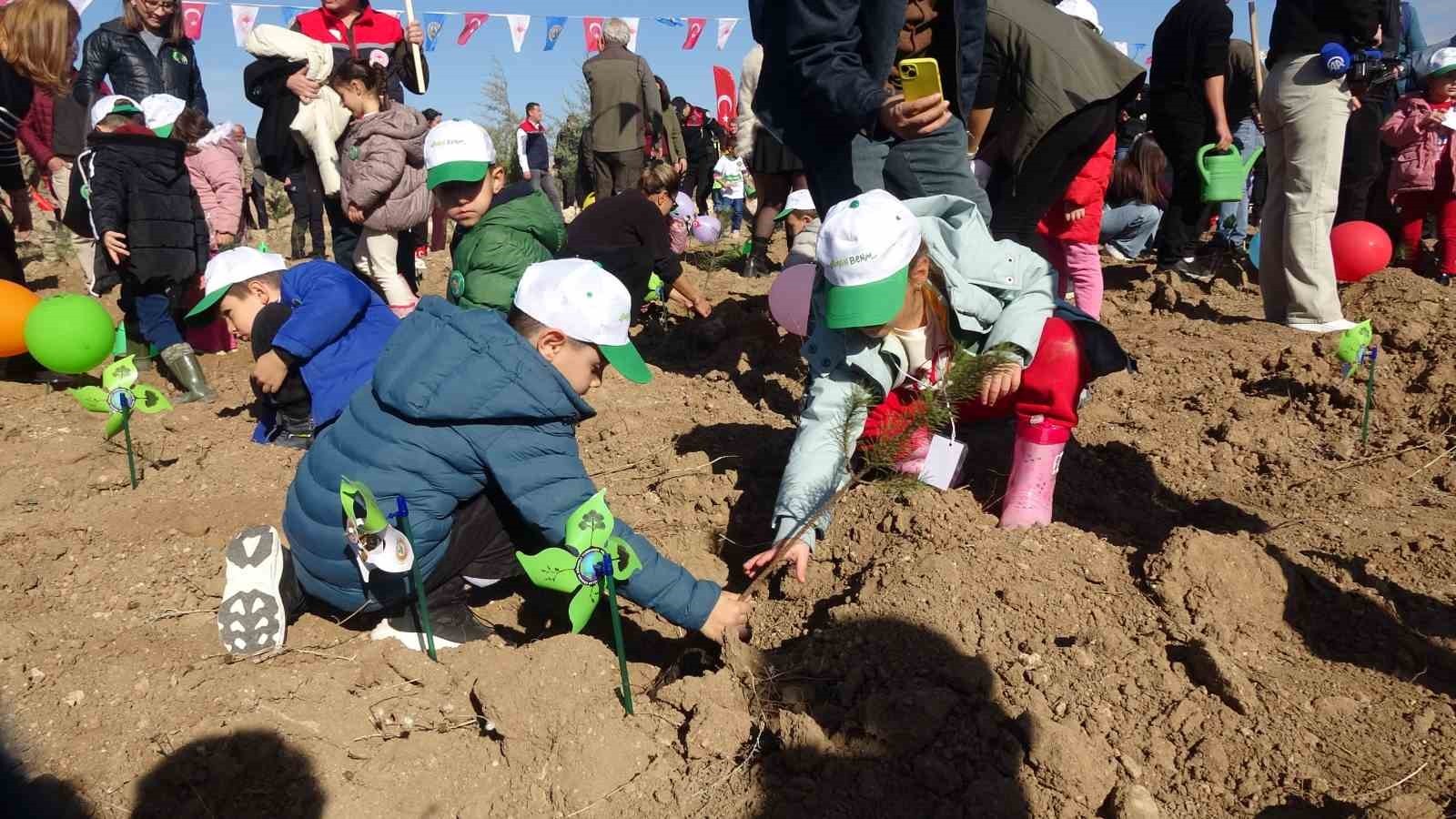 BURDUR'DA 'GELECEĞE NEFES İNSANLIĞA NEFES' PROJESİ ÇERÇEVESİNDE AĞAÇ DİKME ETKİNLİĞİ...