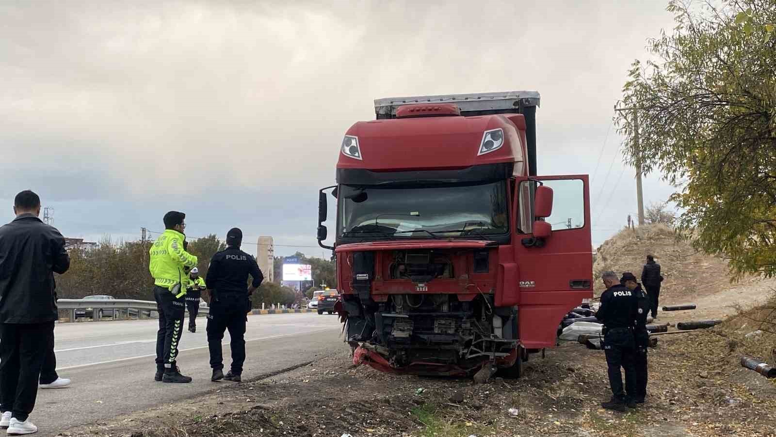BURDUR'DA KAVŞAĞA AŞIRI HIZLA GİREN TIRLA OTOMOBİLİN ÇARPMASI SONUCU MEYDANA GELEN FECİ KAZADA...