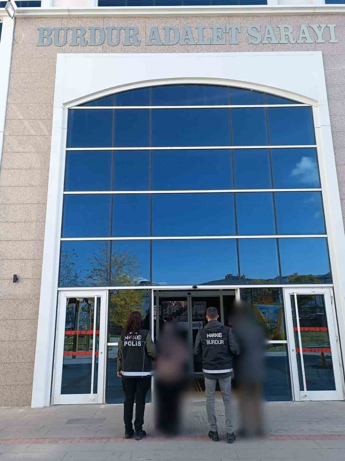 BURDUR'DA POLİS EKİPLERİ TARAFINDAN NARKOTİK SUÇLARLA MÜCADELE ÇERÇEVESİNDE YAPILAN OPERASYONDA...