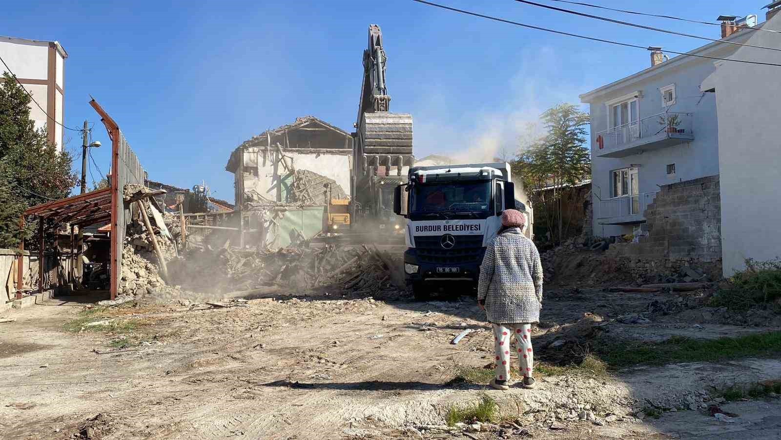 BURDUR'DA UZUN SÜREDİR TARTIŞMA KONUSU OLAN VE DÜN YIKIMINA BAŞLANDIKTAN SONRA BİNANIN YANINDAKİ...