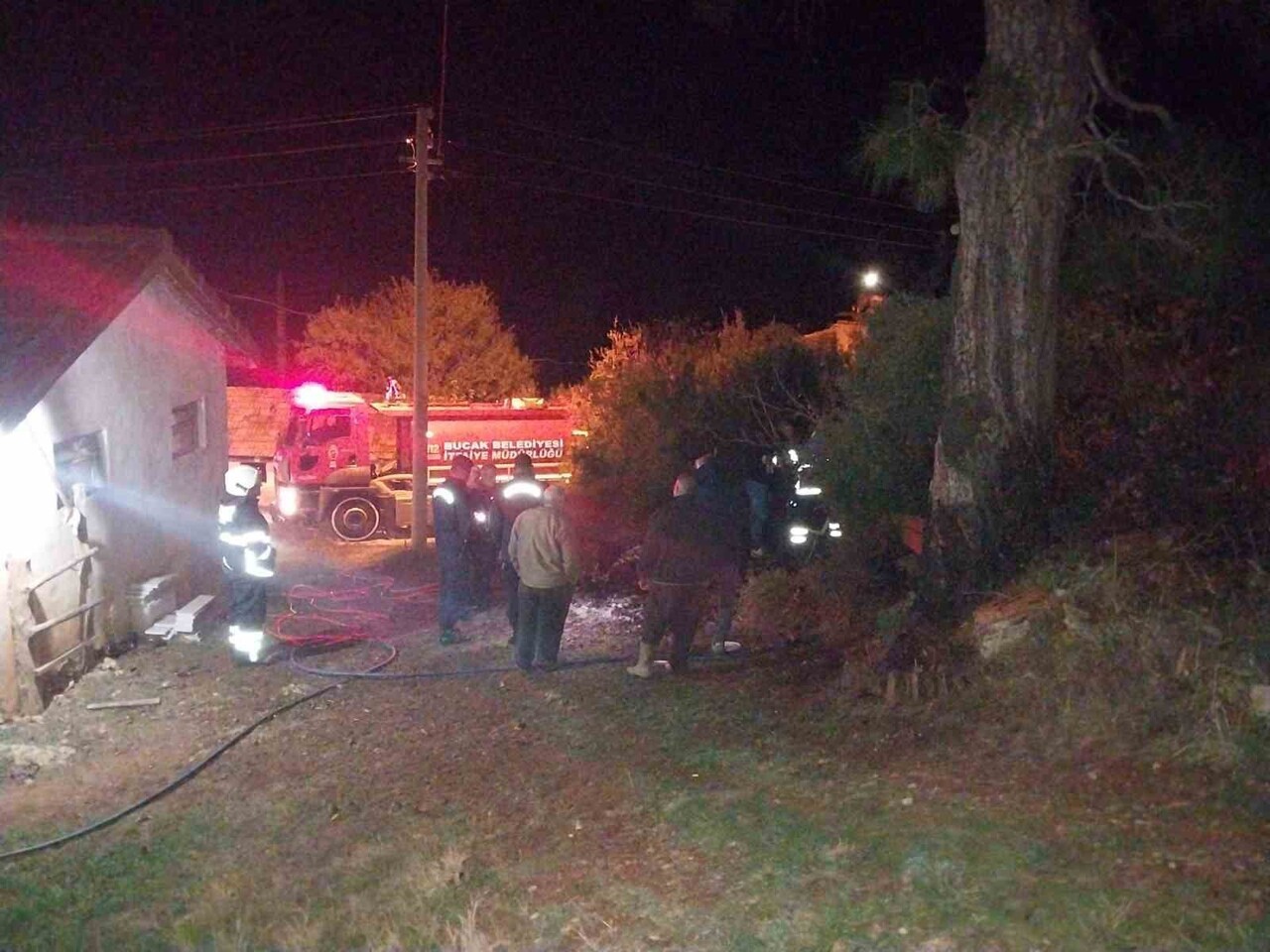 BURDUR'UN BUCAK İLÇESİNDE GECE SAATLERİNDE ARAZİDE ÇIKAN YANGIN İTFAİYE EKİPLERİ TARAFINDAN...