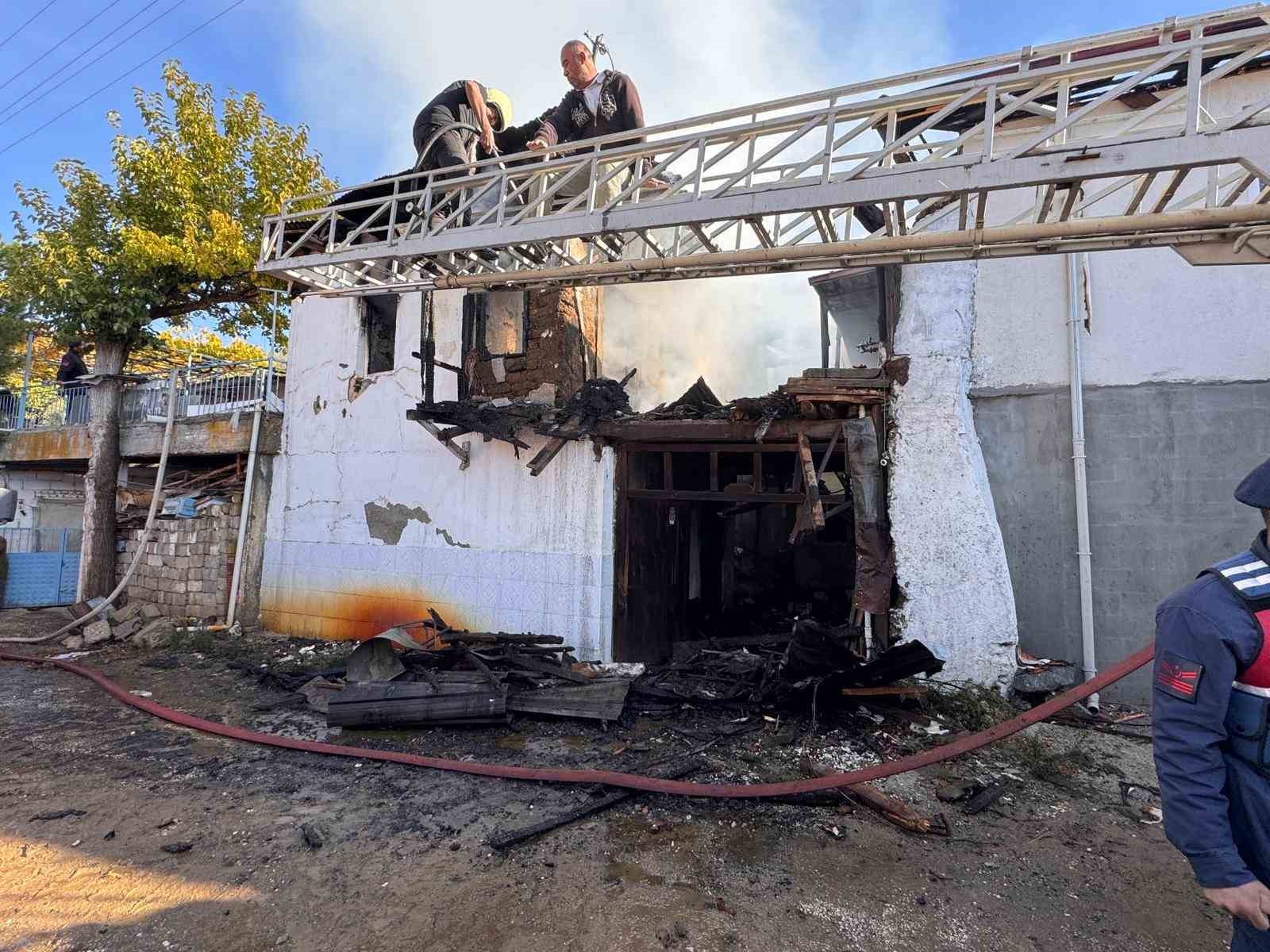 BURDUR'UN YEŞİLOVA İLÇESİNDE SABAH SAATLERİNDE ÇIKAN YANGINDA YAŞLI  KARI KOCA HAYATINI...