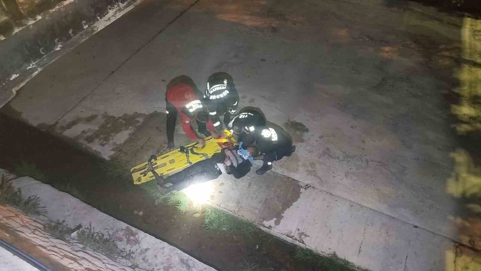 BURDUR’DA YOLDA YÜRÜRKEN DENGESİNİ KAYBEDEREK KANALA DÜŞEN ADAM İTFAİYE EKİPLERİ TARAFINDAN...