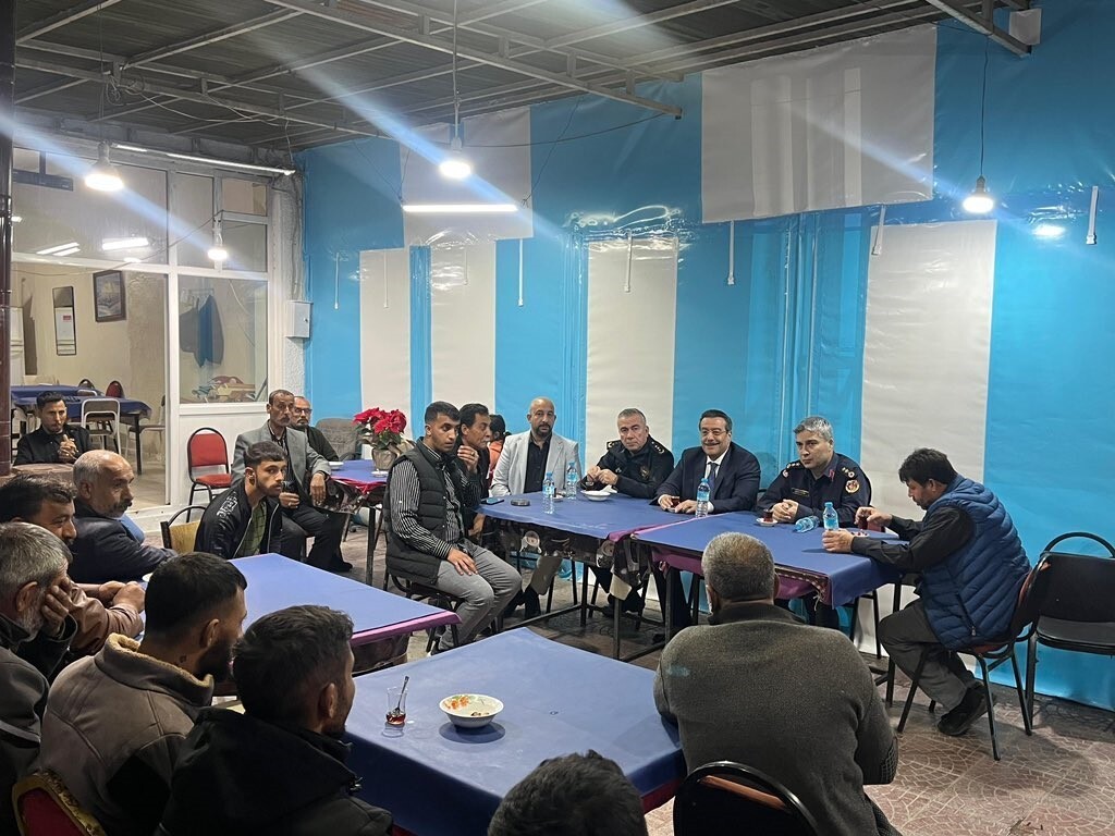 BURHANİYE KAYMAKAMI CUMALİ ATİLLA, İLÇEDEKİ VATANDAŞLARIN SORUN VE TALEPLERİNİ DİNLEMEK AMACIYLA...