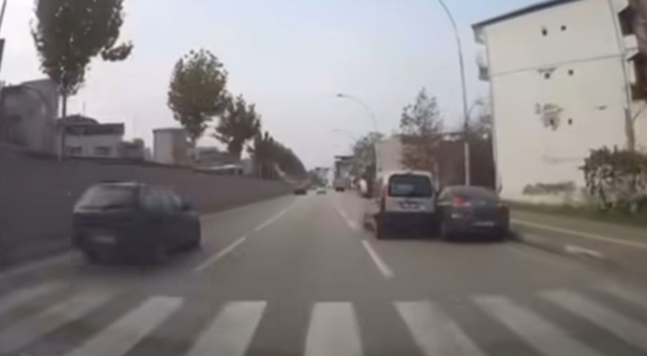 BURSA'DA AŞIRI HIZ VE SÜRÜCÜLERİN DİKKATSİZLİĞİ SEBEBİYLE MEYDANA GELEN TRAFİK KAZALARI ARAÇ...