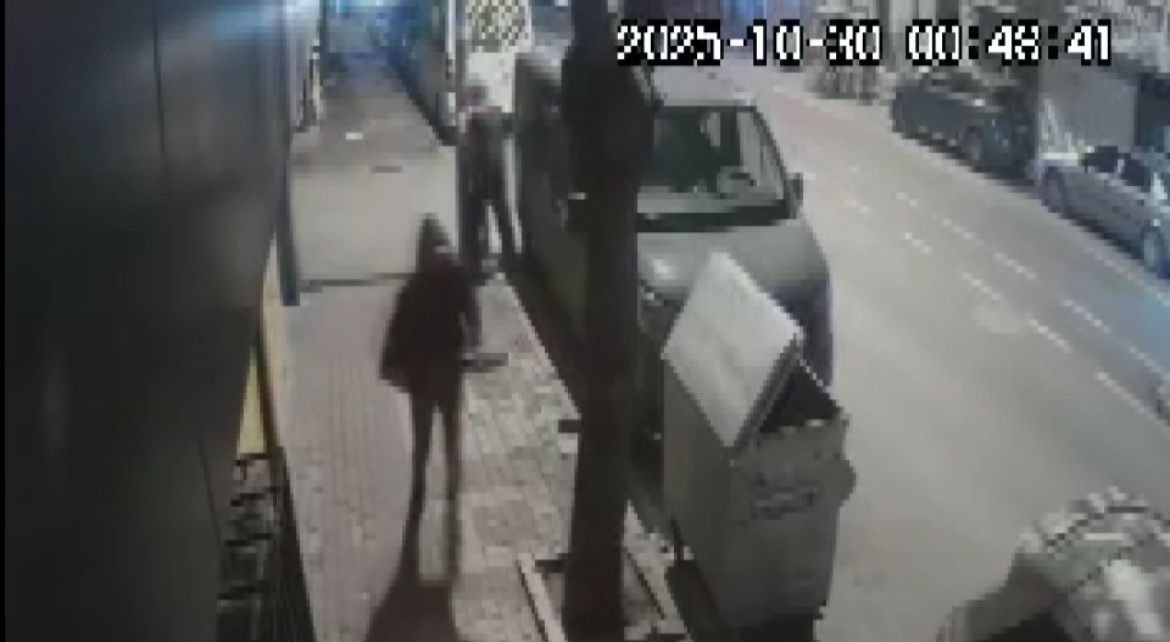 BURSA'DA BİR ŞÜPHELİ SOHBET EDEN İKİ KİŞİDEN "MÜSAADE İSTEYİP" KENARA ÇEKİLMELERİNİ İSTEDİ...