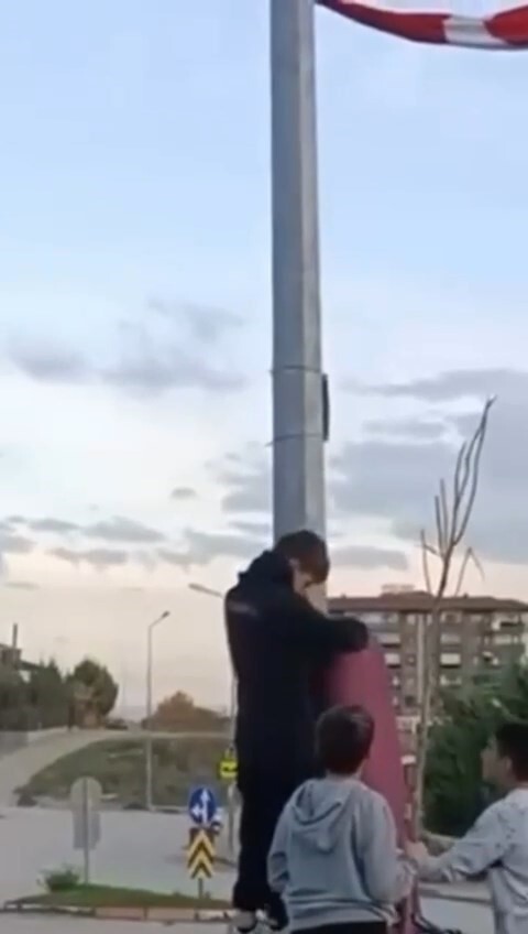 BURSA'DA DİREKTE RÜZGÂR NEDENİYLE KATLANAN TÜRK BAYRAĞINI FARK EDEN ÜÇ ÇOCUK, BÜYÜK BİR DUYARLILIK...