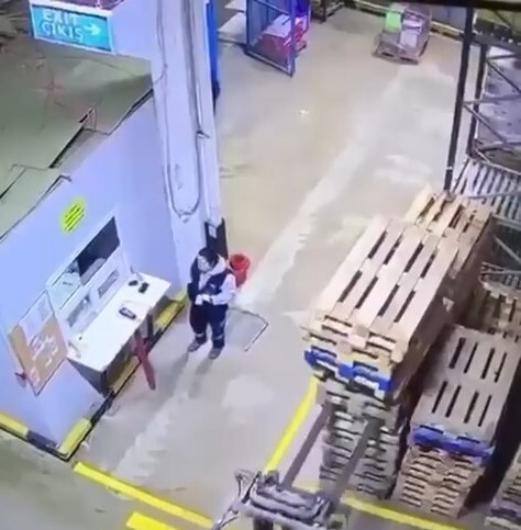 BURSA'DA FORKLİFT TARAFINDAN ÜST ÜSTE DENGESİZ YERLEŞTİRİLEN PALETLER, DEVRİLDİ. O ESNADA...