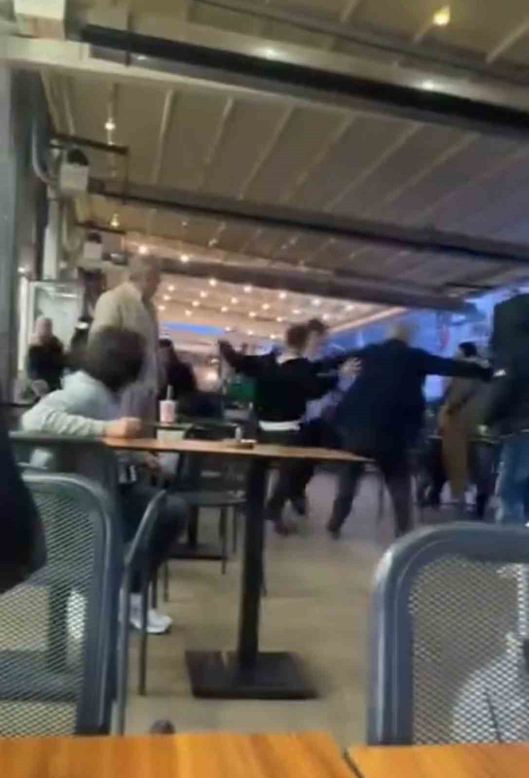 BURSA'DA GENÇLER ARASINDA ÇIKAN KAVGA, ÇEVREDEKİ BİR VATANDAŞIN CEP TELEFONU KAMERASINA...