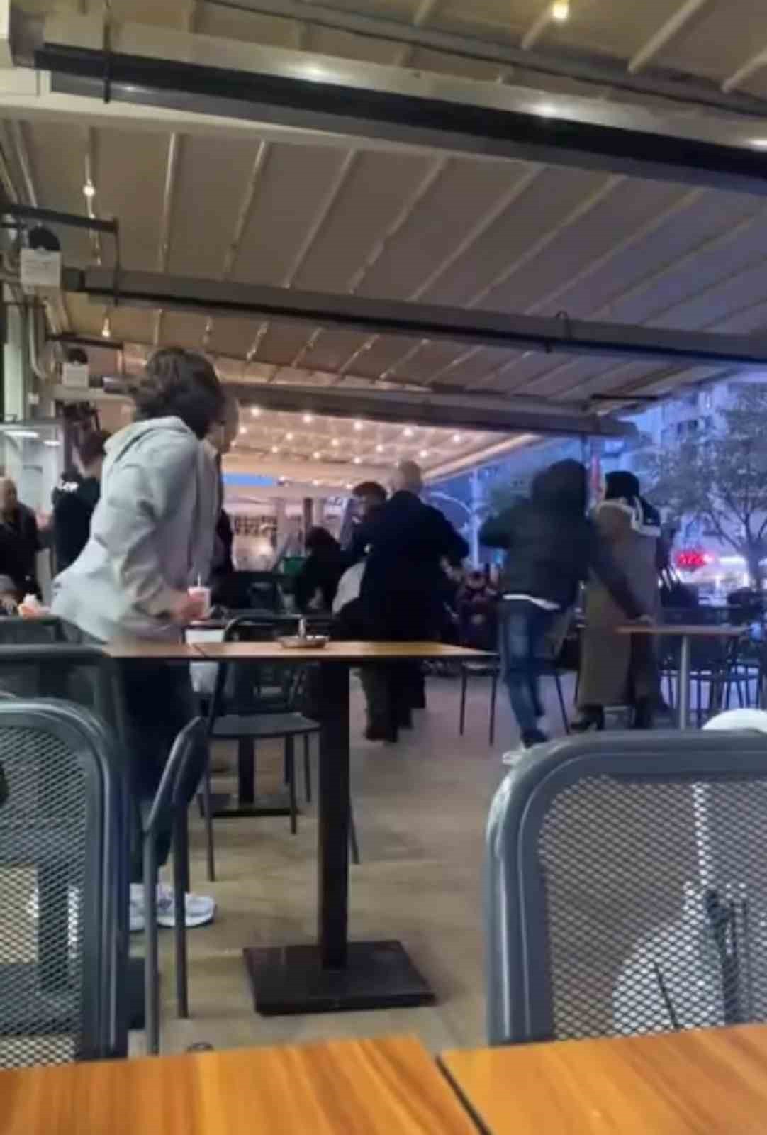 BURSA'DA GENÇLER ARASINDA ÇIKAN KAVGA, ÇEVREDEKİ BİR VATANDAŞIN CEP TELEFONU KAMERASINA...