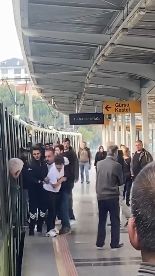 BURSA'DA METRODA YAŞANAN YOĞUNLUK ESNASINDA, VATANDAŞ İLE BİR GENÇ ARASINDA YAŞANAN TARTIŞMA CEP...
