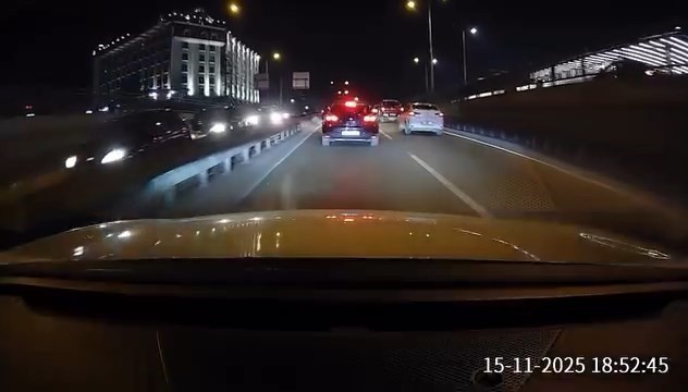 BURSA'DA OTOMOBİL, BATÇIKTA ARAÇLARIN DURDUĞUNU FARK ETMEYİNCE EN ARKADAKİ OTOMOBİLİN ÜZERİNE...