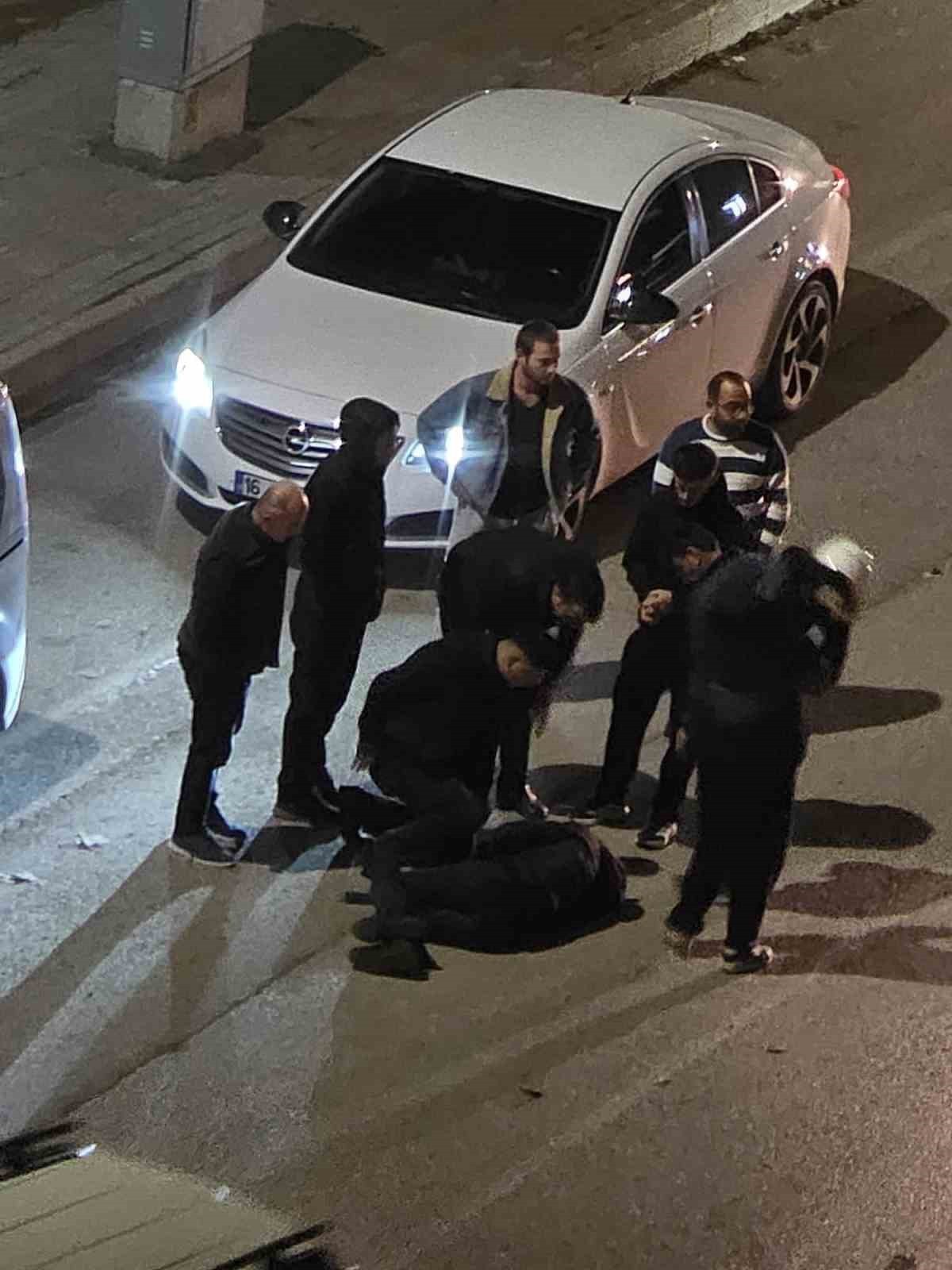 BURSA'NIN İNEGÖL İLÇESİNDE HAFİF TİCARİ ARAÇ İLE ÇARPIŞAN MOTOSİKLET SÜRÜKLENEREK YOL KENARINDA...