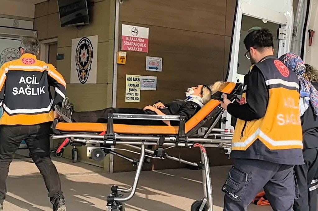 BURSA'NIN İNEGÖL İLÇESİNDE MEYDANA GELEN KAZADA MOTOSİKLETİN ÇARPTIĞI GENÇ KADIN YARALANDI. KAZA...