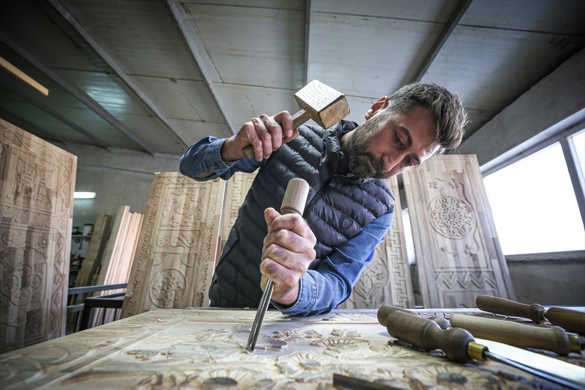 Bursa'nın İznik ilçesinde yaşayan marangoz Fahri Kaptan, kendi kendine öğrendiği ahşap oyma...