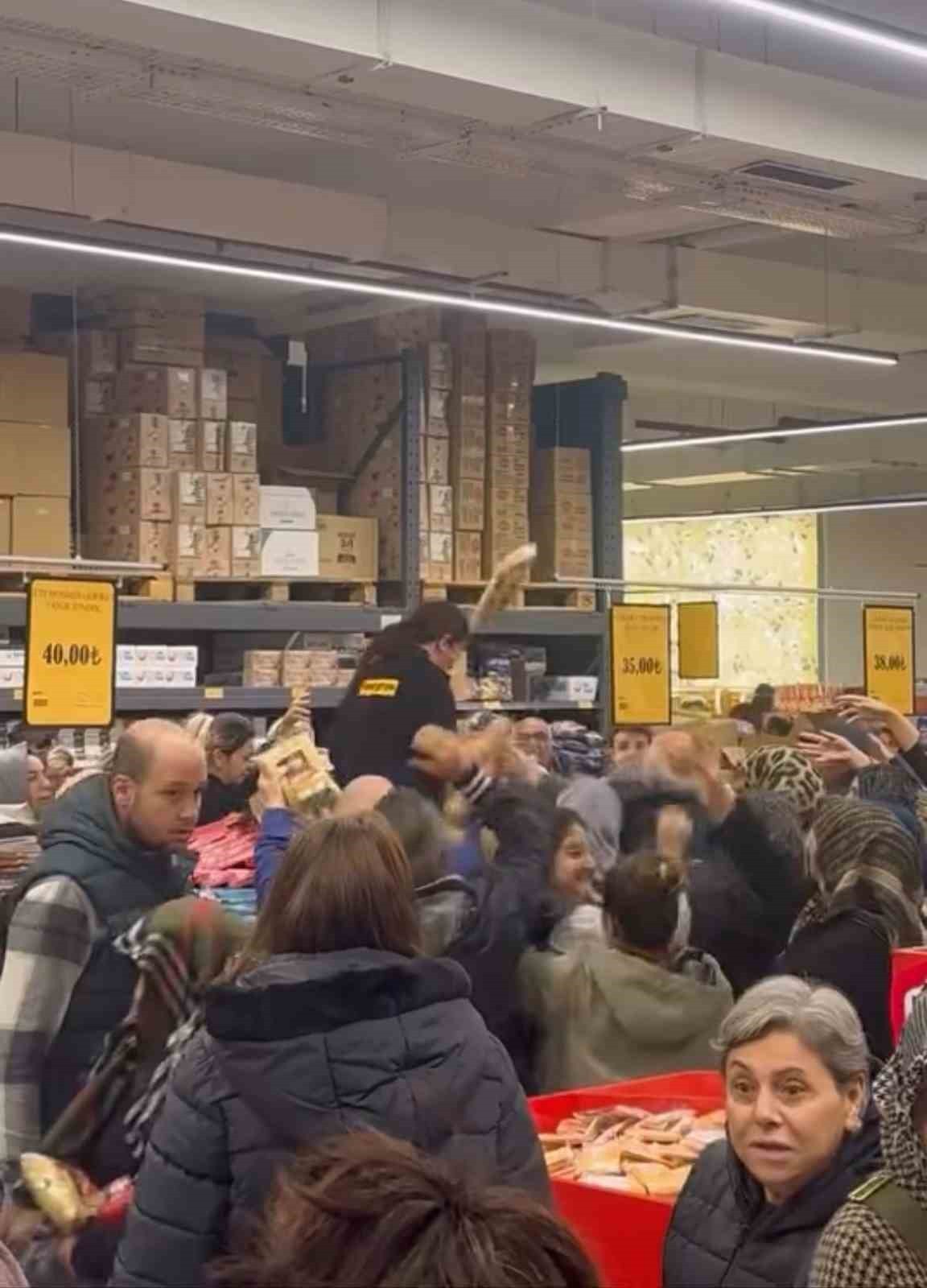 BURSA'NIN NİLÜFER İLÇESİNDE BİR SÜPERMARKETTE YAPILAN İNDİRİM KAMPANYASI, İZDİHAMA NEDEN...