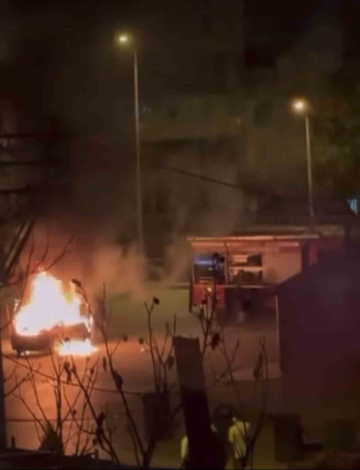 BURSA'NIN YILDIRIM İLÇESİNDE HAFİF TİCARİ BİR ARAÇ, GECE SAATLERİNDE HENÜZ BİLİNMEYEN BİR SEBEPTEN...