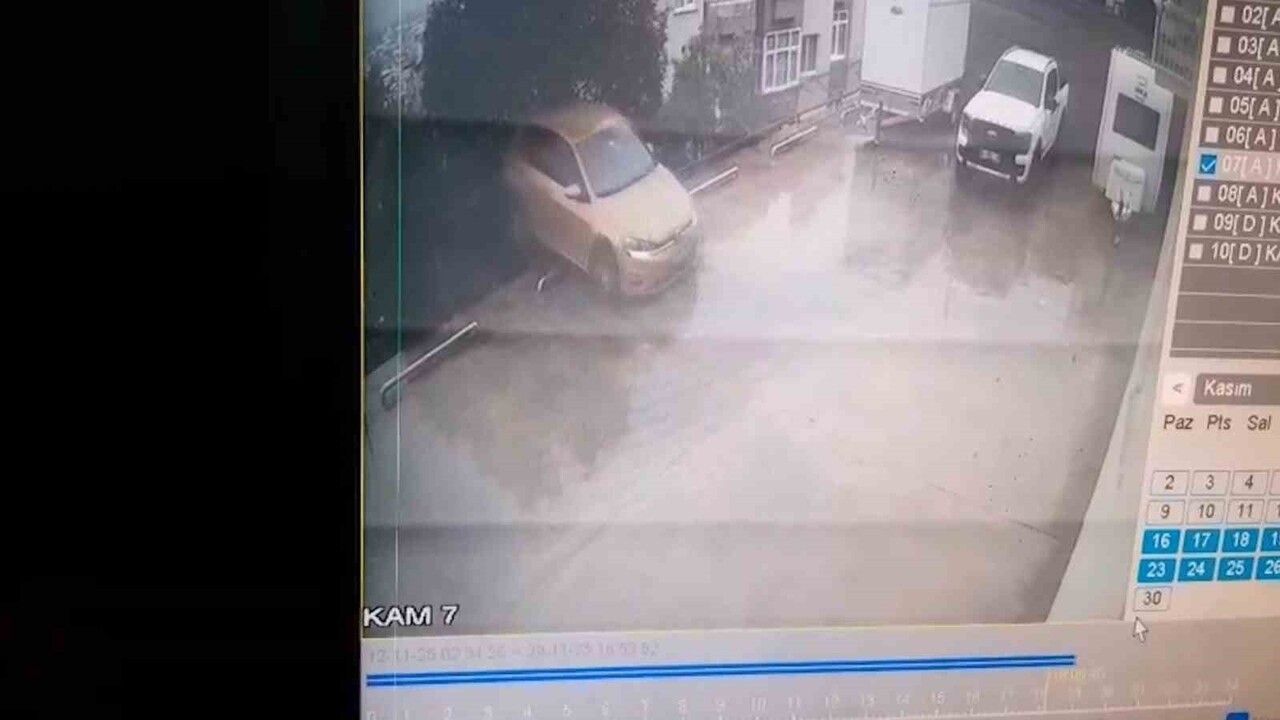 BURSA’DA 65 YAŞINDAKİ KADIN SÜRÜCÜ, OTOPARKTAN ÇIKMAK İSTERKEN ARACININ KONTROLÜNÜ KAYBEDİP...