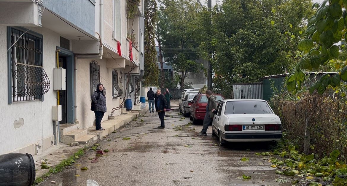 BURSA’DA DENGESİNİ KAYBEDEREK 3. KATTAKİ EVİN CAMINDAN DÜŞEN ŞAHIS AĞIR YARALANDI