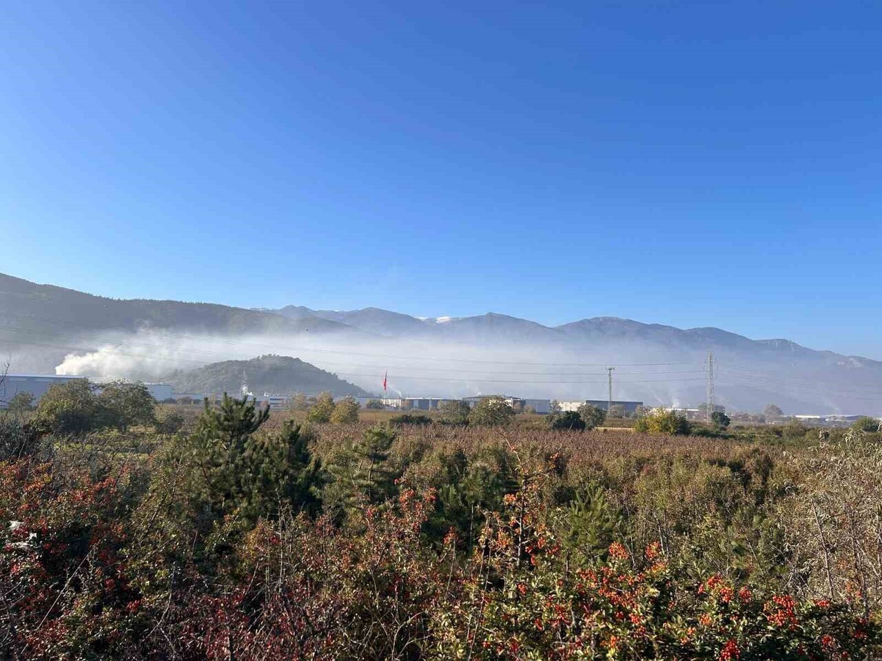 BURSA’DA KESTEL VE GÜRSU HATTINDA SANAYİ TESİSLERİNDEN YÜKSELEN YOĞUN DUMAN, HAVA KİRLİLİĞİNİ...