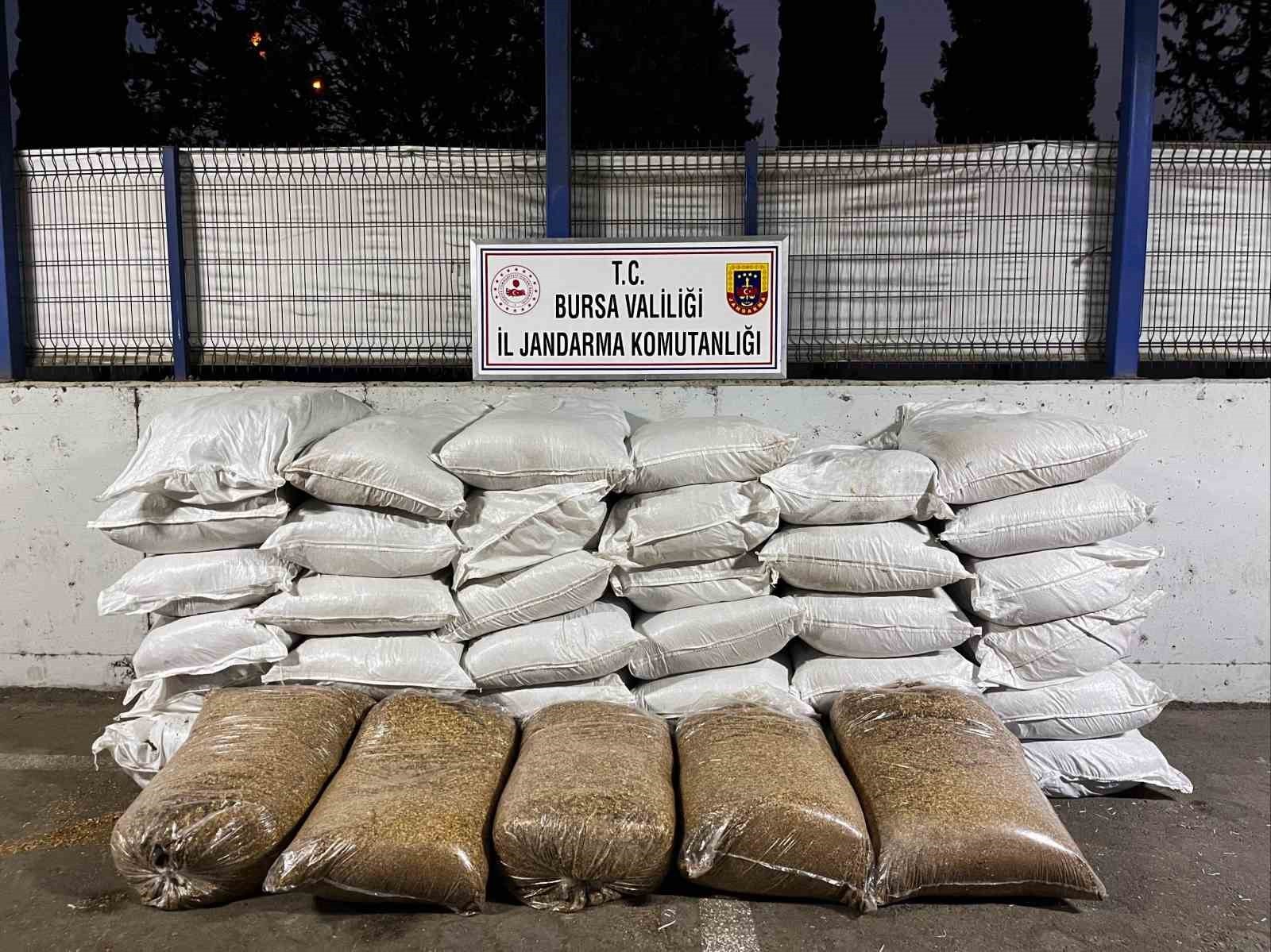 BURSA İL JANDARMA KOMUTANLIĞI, KAÇAK SİGARA VE TÜTÜN MAMULLERİ TİCARETİ YAPMAK İSTEYEN DEPOYA...