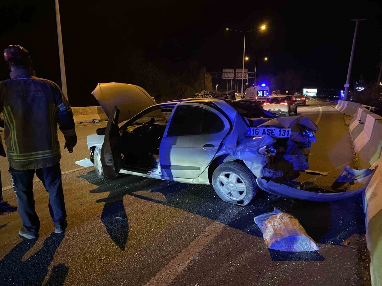 BURSA’NIN MUDANYA İLÇESİNDE GECE SAATLERİNDE MEYDANA GELEN TRAFİK KAZASINDA İKİ OTOMOBİL ÇARPIŞTI...