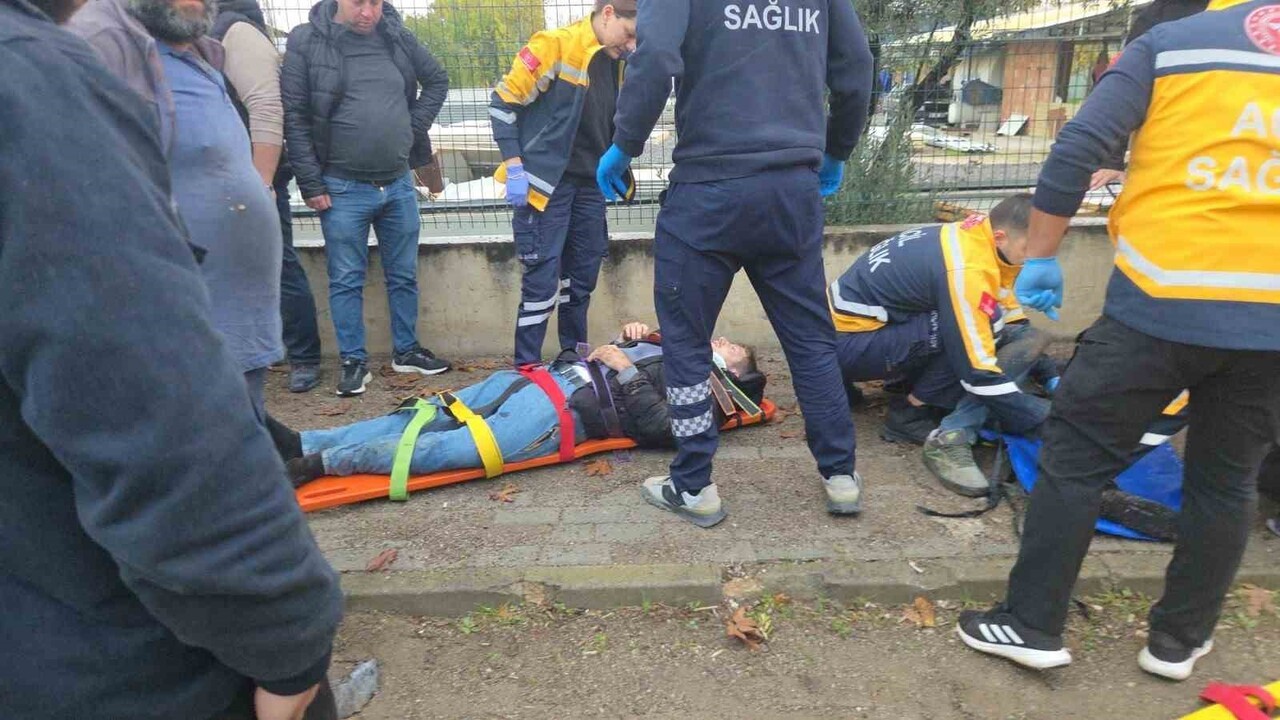 BURSA’NIN ORHANGAZİ İLÇESİNDE GÖL YOLU ÜZERİNDE MEYDANA GELEN TRAFİK KAZASINDA MOTOSİKLET...