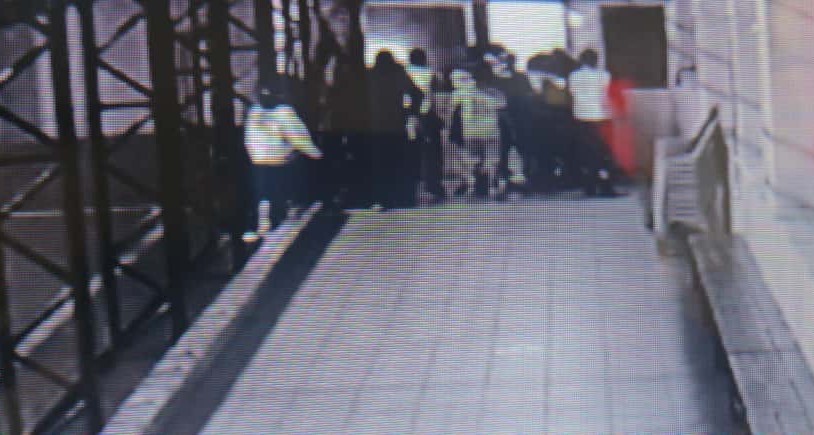 BURSA’NIN ORHANGAZİ İLÇESİNDE HALI SAHADA ARKADAŞLARI İLE FUTBOL OYNARKEN RAHATSIZLANAN VE...