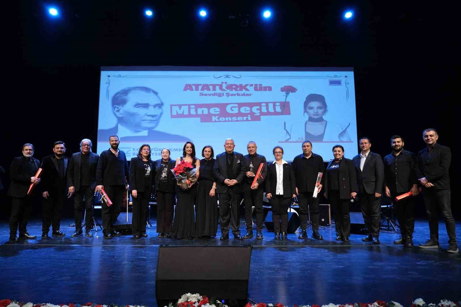 BÜYÜKÇEKMECE’DE 10 KASIM ATATÜRK’Ü ANMA ETKİNLİKLERİ KAPSAMINDA DÜZENLENEN KONSERDE TÜRK SANAT...