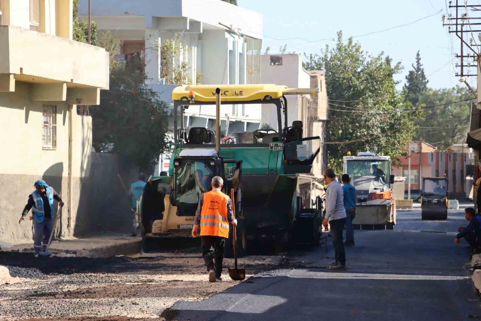 BÜYÜKŞEHİR’DEN CEYLANPINAR’DAKİ YOLDA ASFALT ÇALIŞMASI